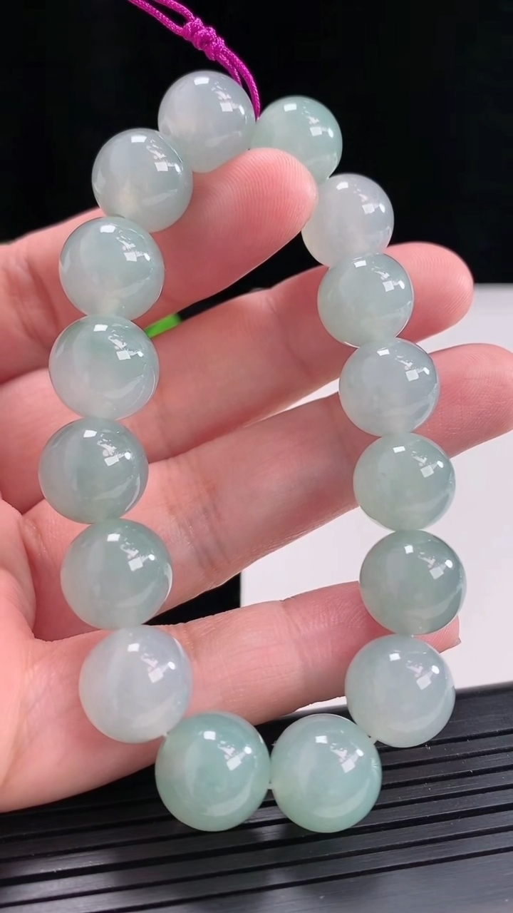 天然A货翡翠飘花圆珠手串，尺寸12.3-16颗重量:55.06g4月25日
工厂直销收藏佳品,种好水足，色泽均匀，有种有色，上手高大气！