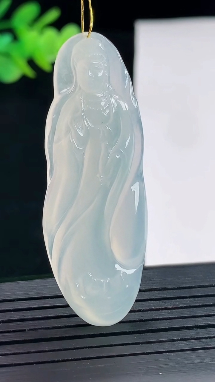 天然A货翡翠观音菩萨吊坠，尺寸53.5-18-4.2重量:9.05g
4月25日