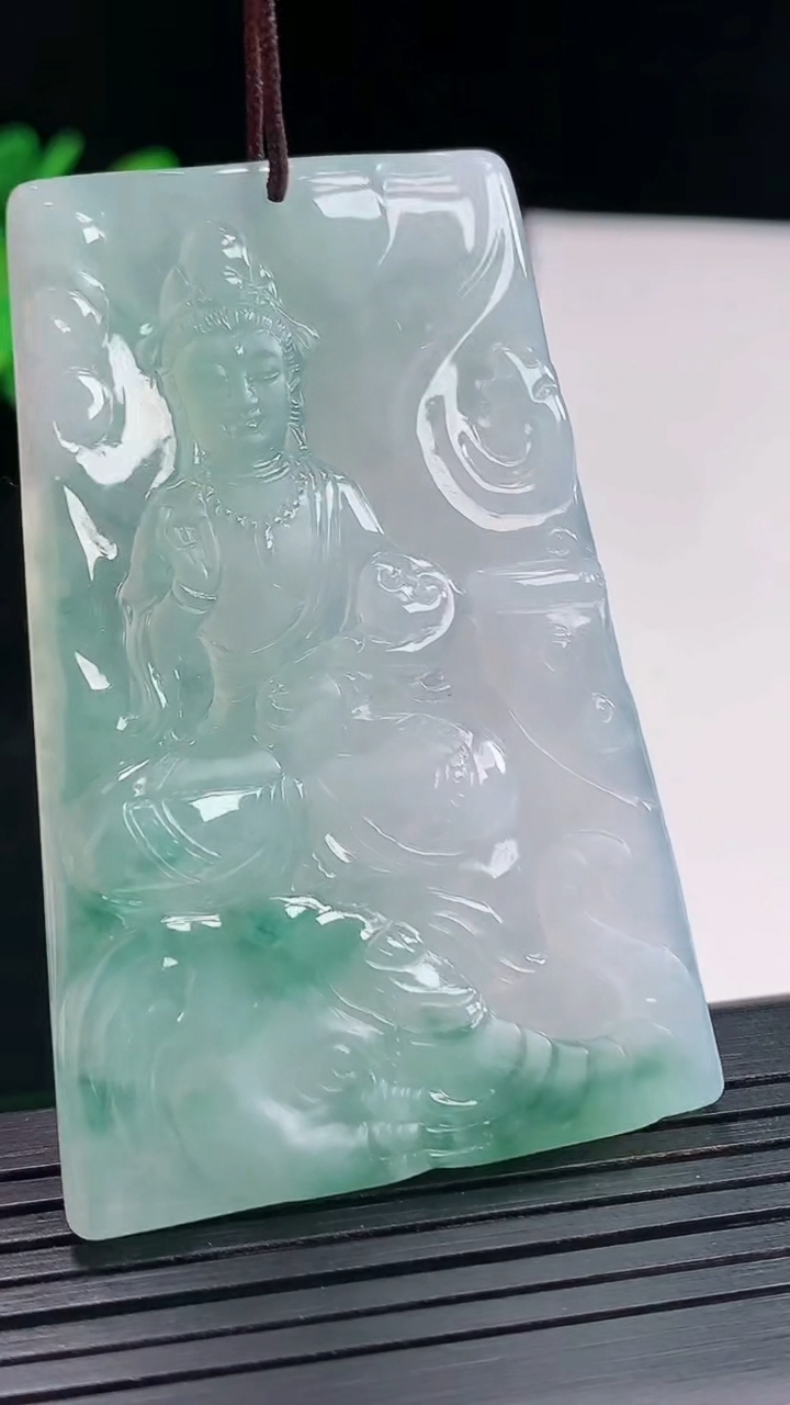 天然A货翡翠飘花普贤菩萨吊坠，尺寸58-39-4.6重量:25.16g
4月25日