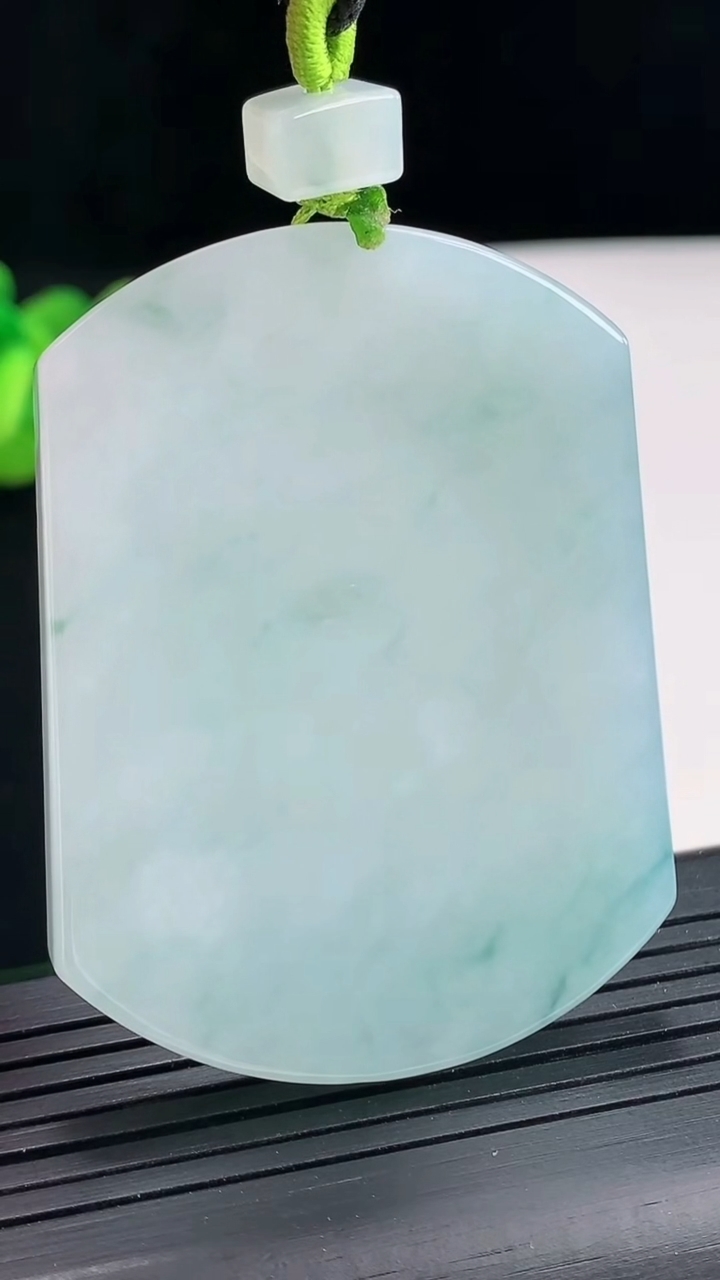 天然A货翡翠飘花无事牌吊坠，尺寸54-41-5.8重量:39.74g
4月25日