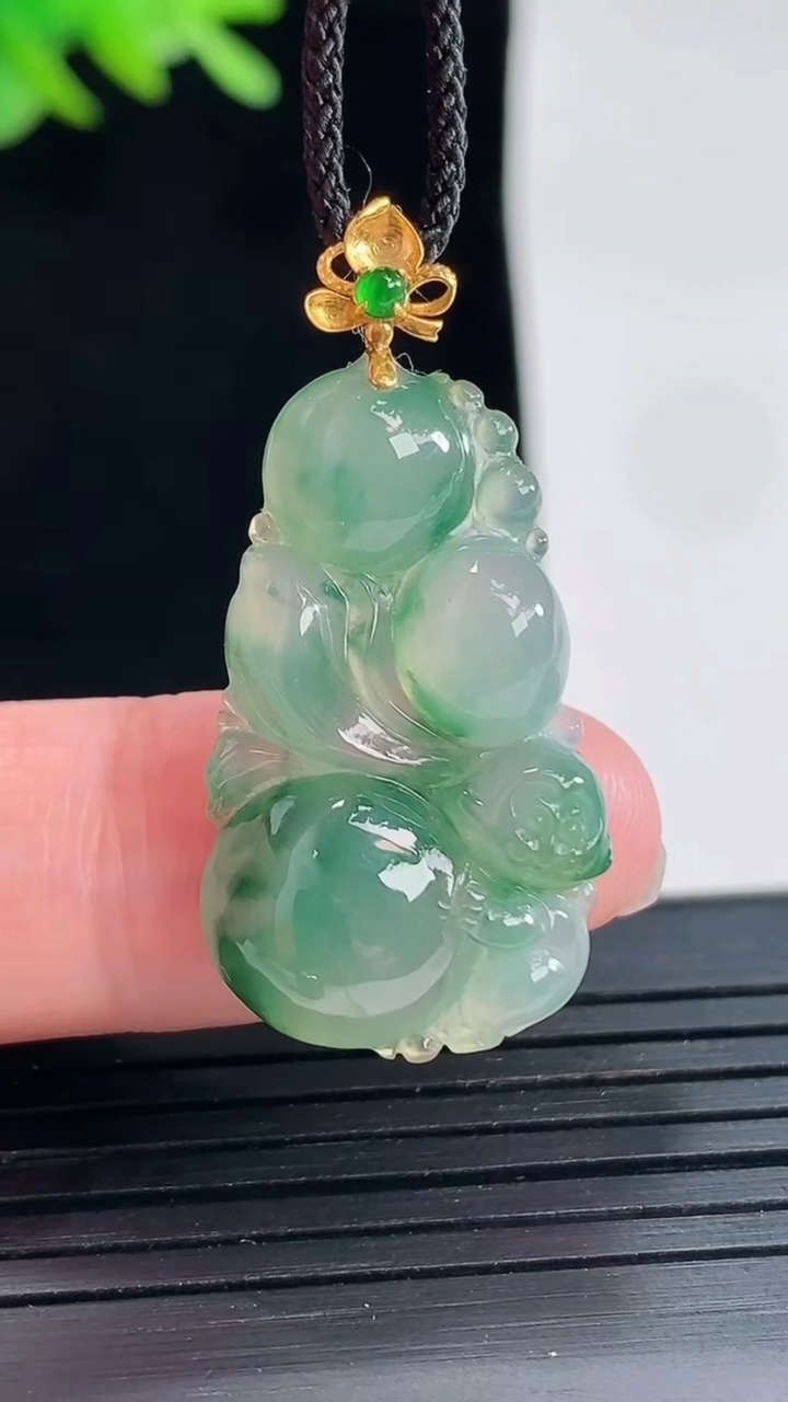 天然A货翡翠种飘花生肖猴吊坠，尺寸29-16.5-5重量:4.02g
4月25日