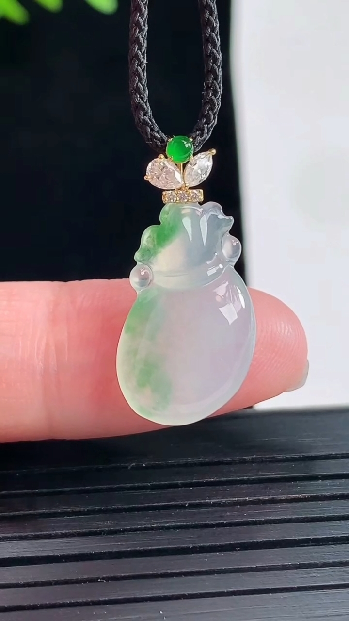 天然A货翡翠福袋吊坠，尺寸18.6-11.8-4.2重量:1.86g
4月25日