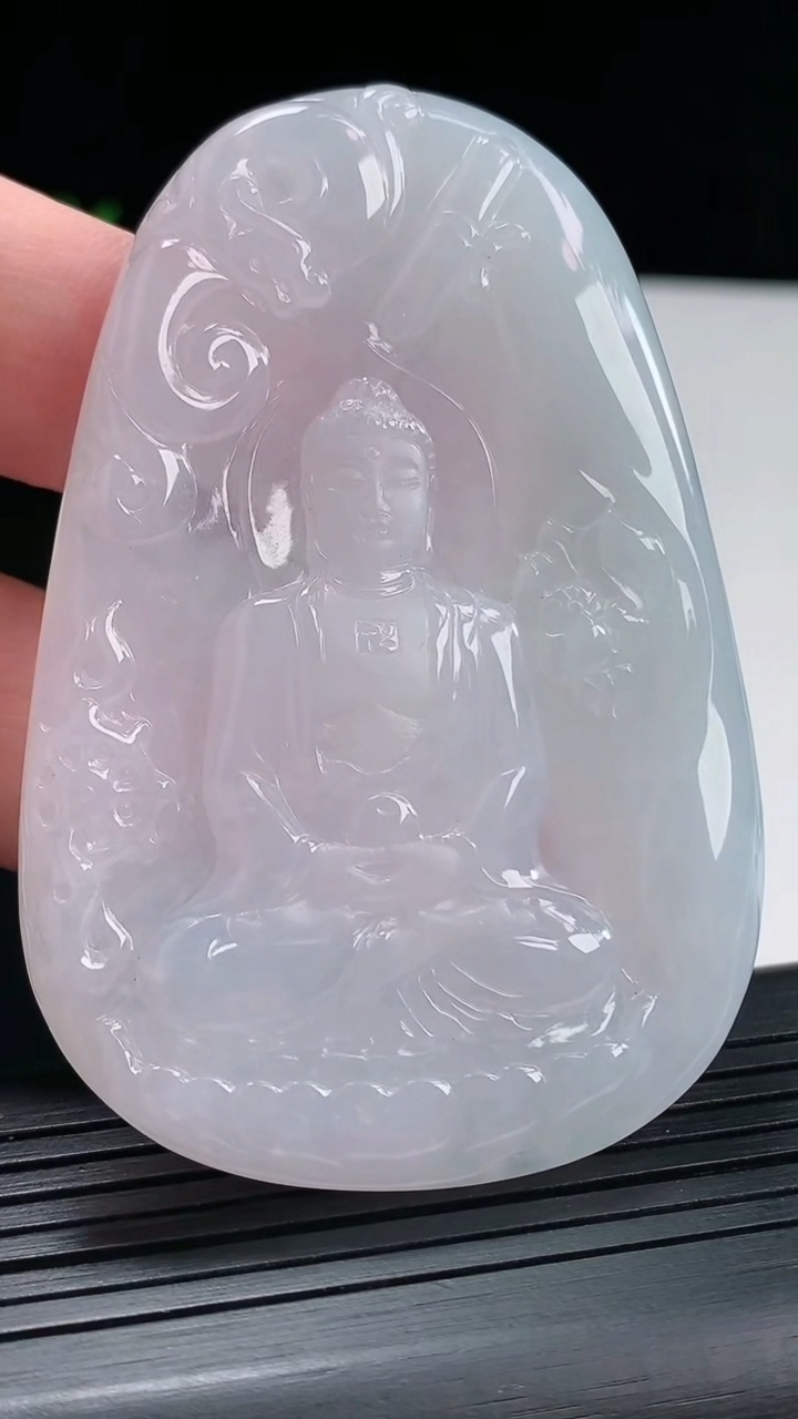 天然A货翡翠大日如来佛吊坠，尺寸69.5-47-5.5重量:38.92g
4月25日