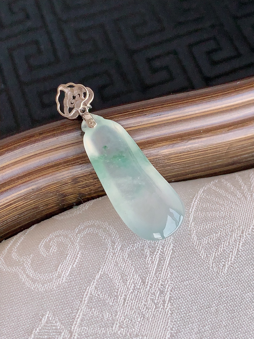 天然A货翡翠18K金扣头飘花福瓜吊坠 
尺寸29.5-22.8-9.3-5.6mm 重量2.44g 0425