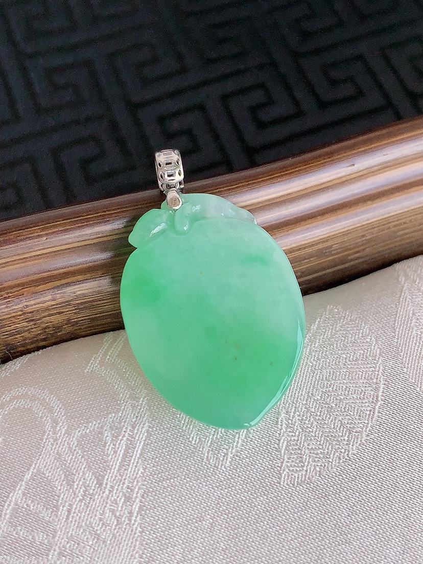 天然A货翡翠18K金扣头飘绿寿桃吊坠 
尺寸25.3-17.8-7.2mm 重量6.33g 0425