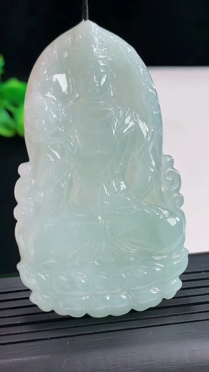 天然A货翡翠大势至菩萨吊坠，尺寸70-40-5.5重量:33.81g
4月25日