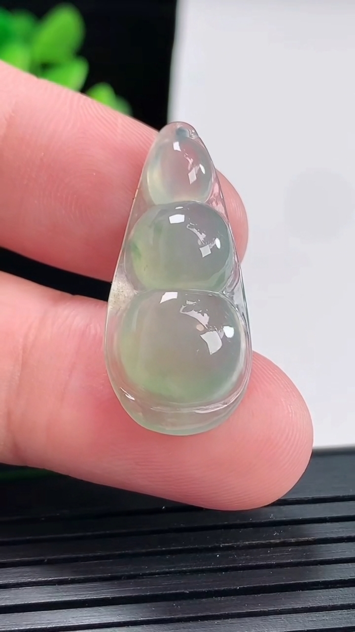 天然A货翡翠福豆吊坠，尺寸30.5-13.6-4.3重量:2.76g
4月25日