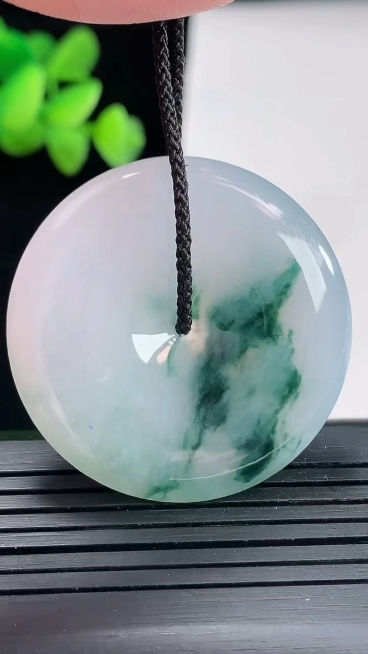 天然A货翡翠飘花平安扣吊坠，尺寸37-5.6重量:15.92g
4月25日