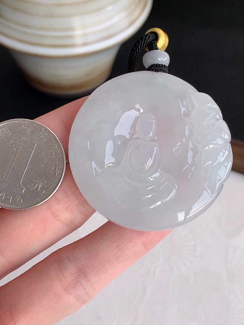 天然A货翡翠白冰白月光无相观音吊坠 
尺寸44.6-6.6mm 重量34.53g 0425