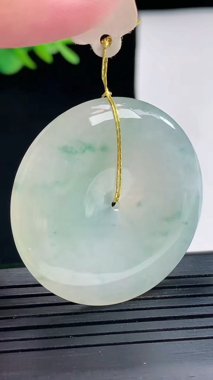 天然A货翡翠飘花平安扣吊坠，尺寸39-6重量:18.28g
4月25日