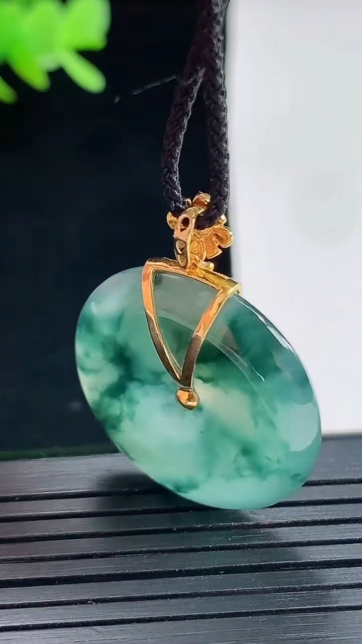 天然A货翡翠种飘花平安扣吊坠，尺寸26-5重量:8.40g
4月25日