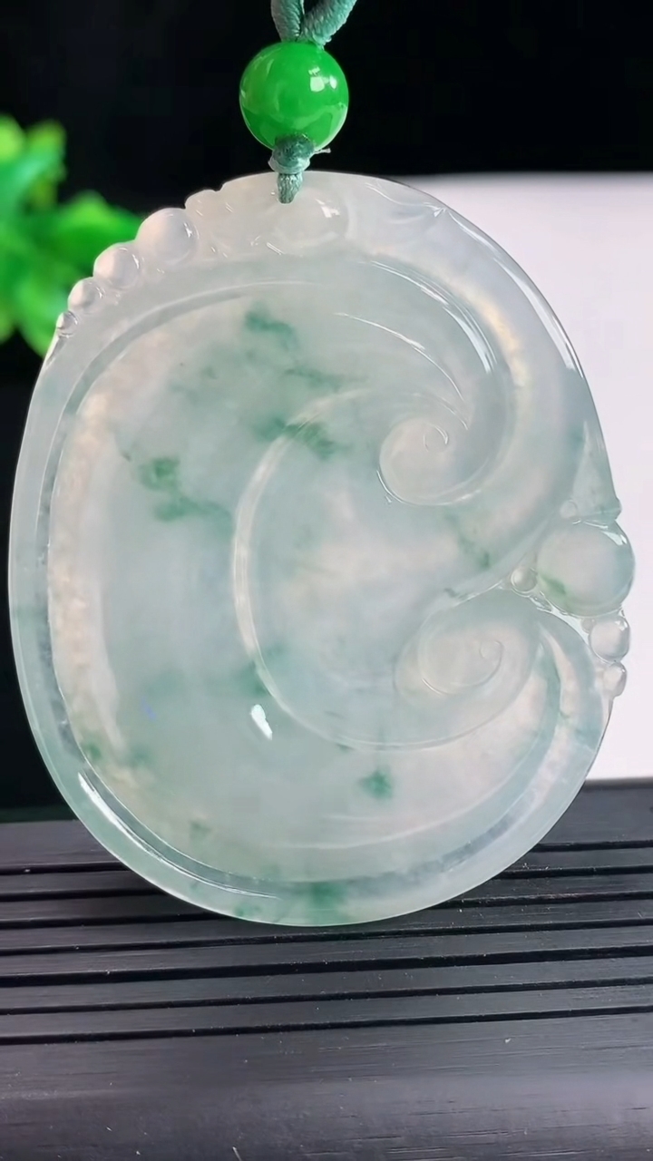 天然A货翡翠种飘花如意吊坠，尺寸57-47-7.6重量:38.28g
4月25日