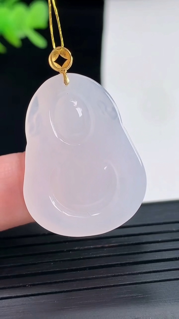 天然A货翡翠种白冰财神爷吊坠，尺寸29-23-5.8重量:7.30g
4月25日