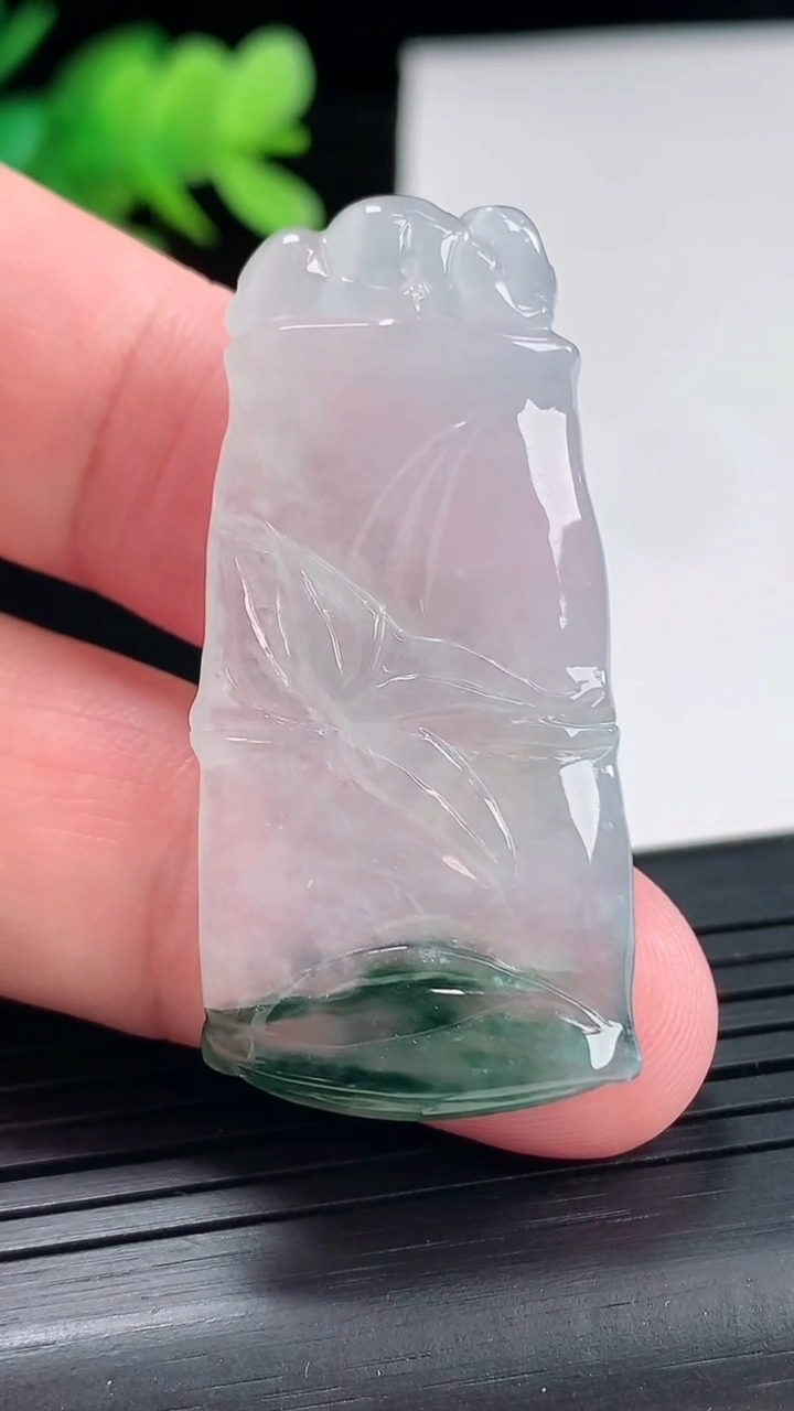 天然A货翡翠冰种飘花节节高升 竹节吊坠，尺寸43.6-20.5-4.8重量:9.46g
4月25日