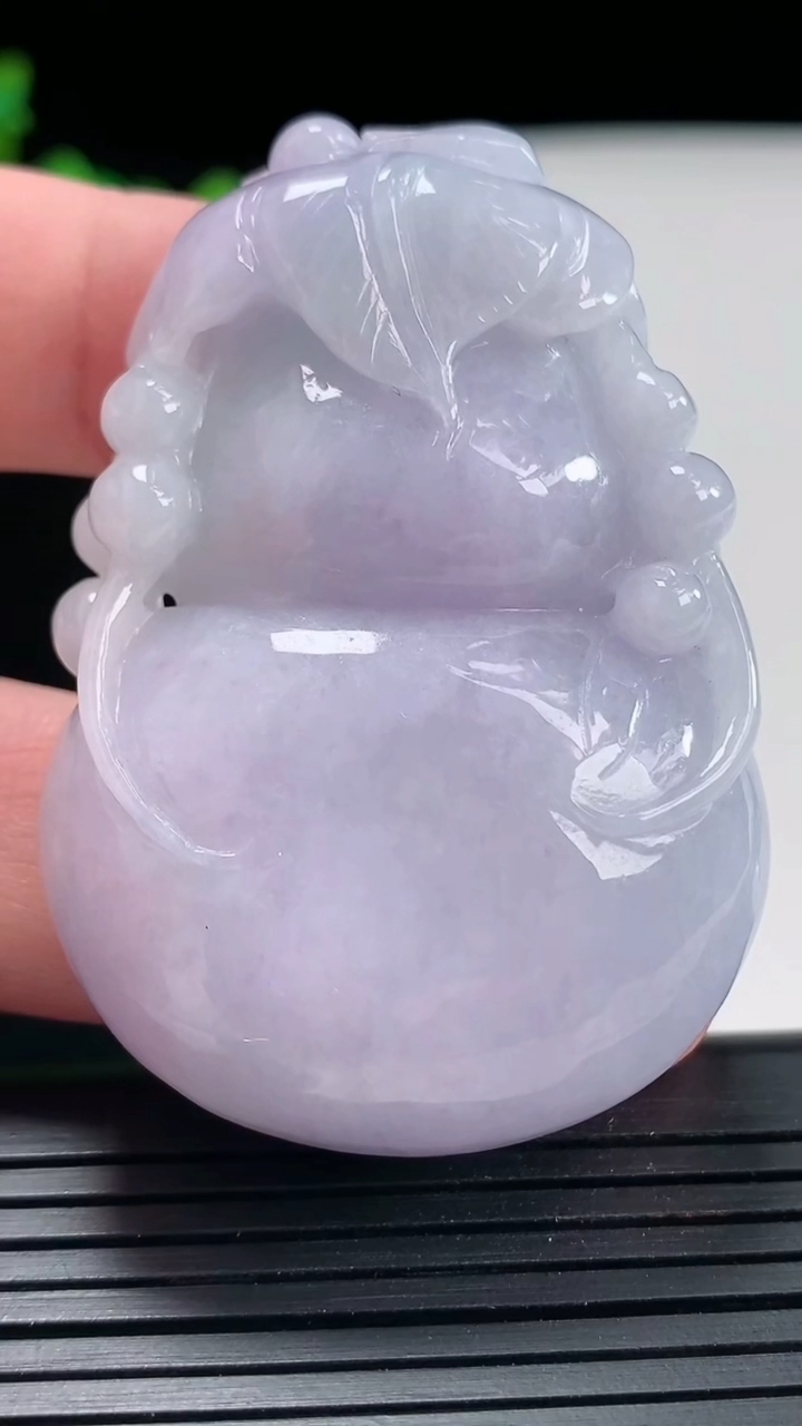 天然A货翡翠紫罗兰葫芦吊坠，尺寸55.8-39-12.5重量:55.47g
4月25日