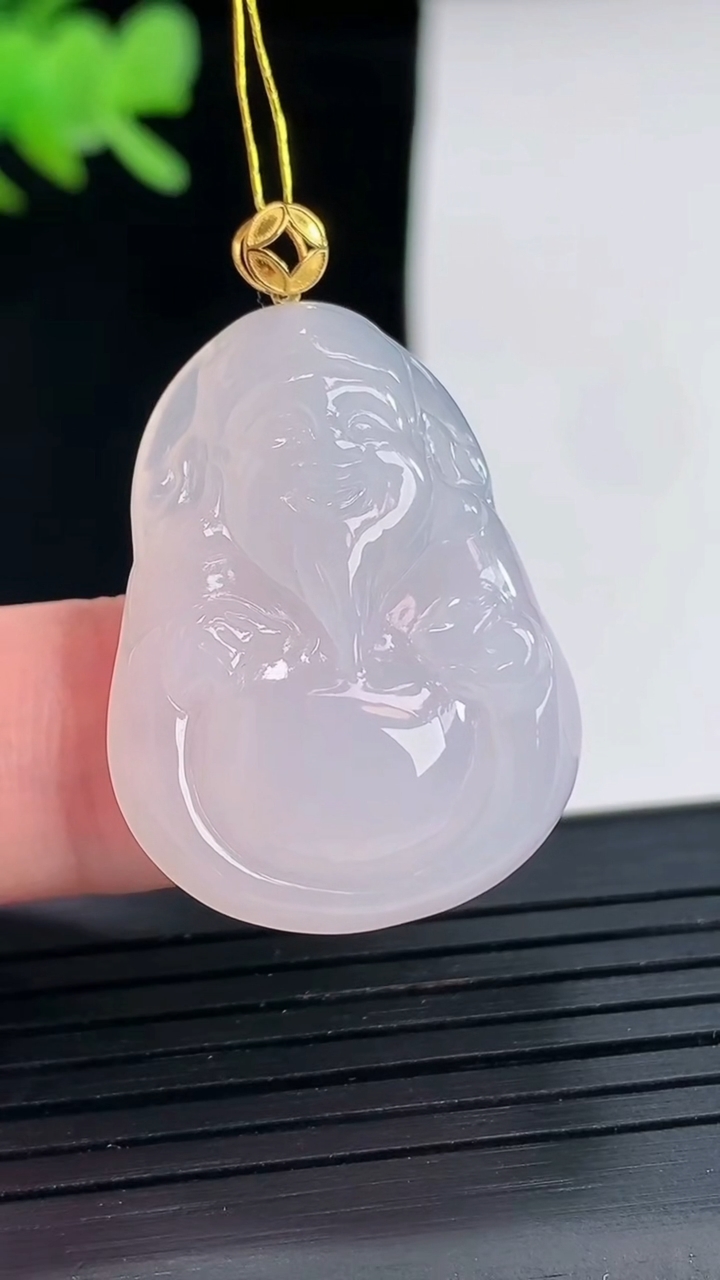 天然A货翡翠种白冰财神爷吊坠，尺寸29-23-5.8重量:7.30g
4月25日