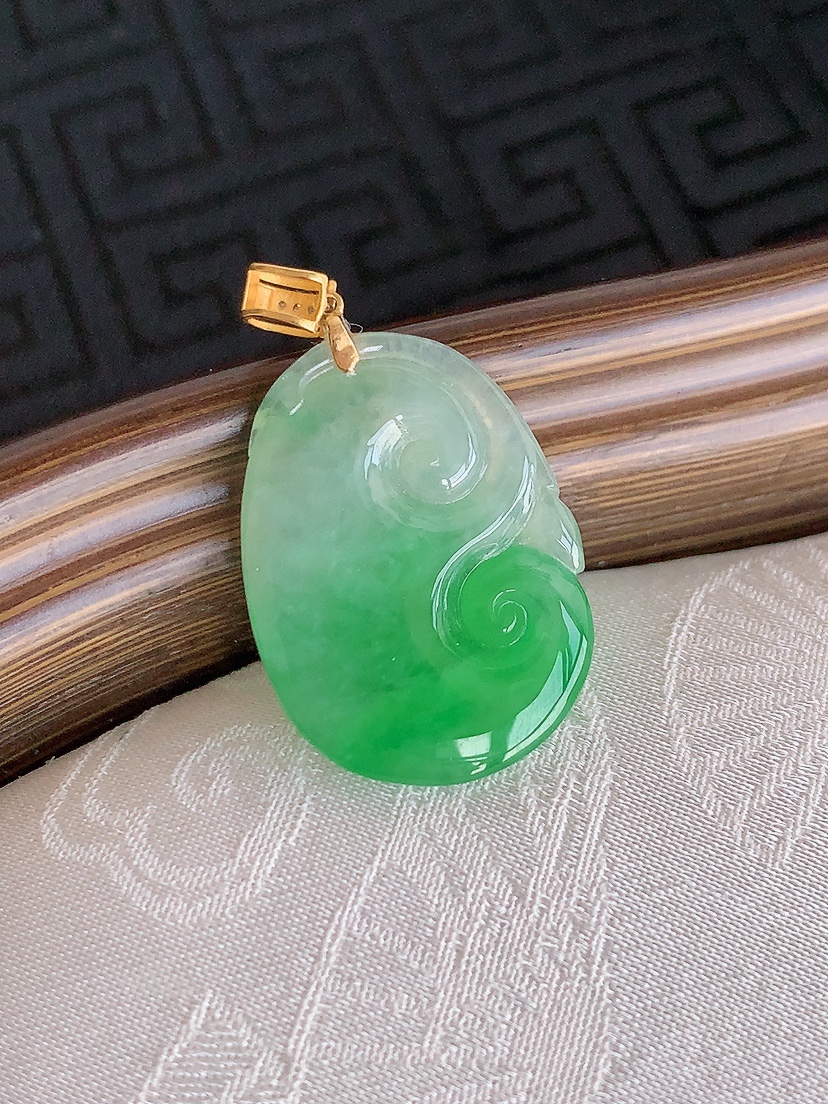 天然A货翡翠18K金扣头飘绿如意吊坠 
尺寸22.5-16.5-4.2mm 重量3.30g 0425