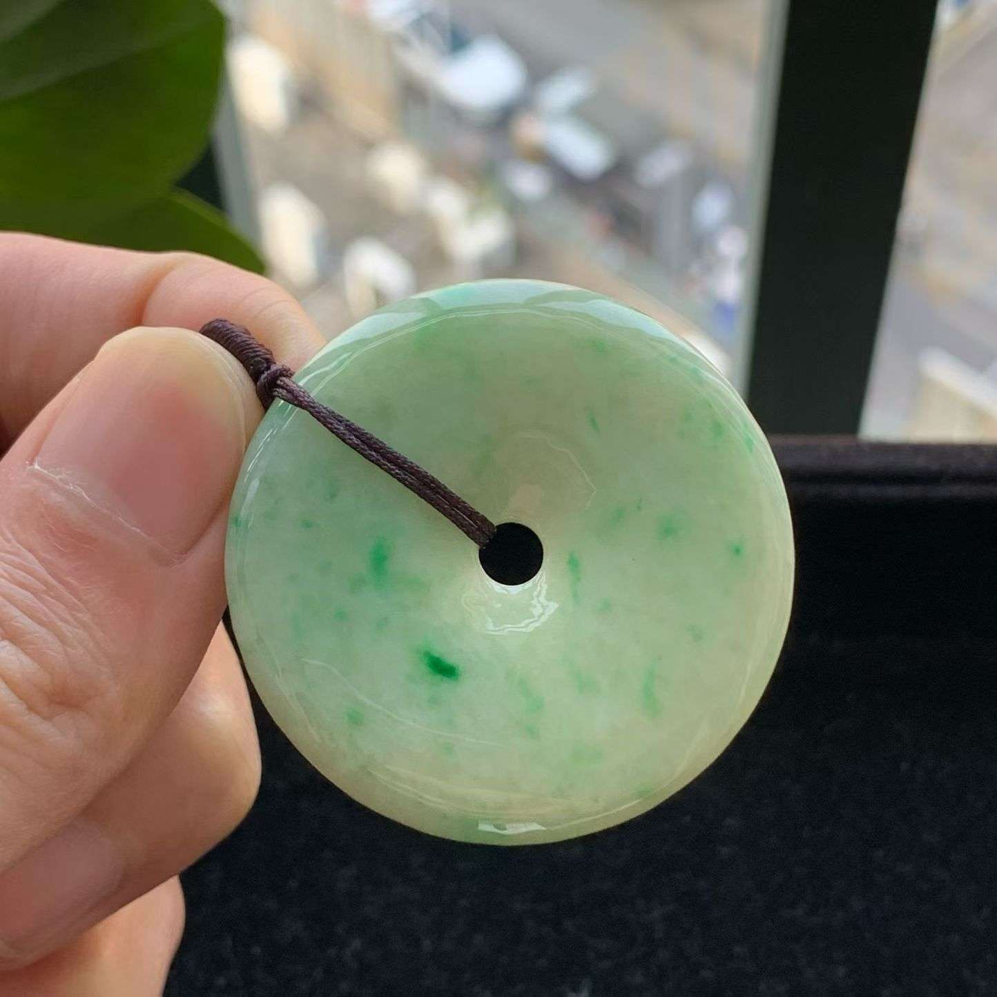 A货天然翡翠冰糯种飘绿平安扣吊坠重量23.09
4月25日