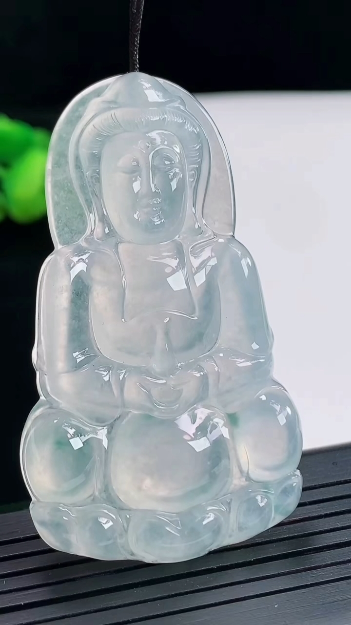 天然A货翡翠种飘花正装观音吊坠，尺寸60.5-35.5-6.2重量:21.91g
4月25日