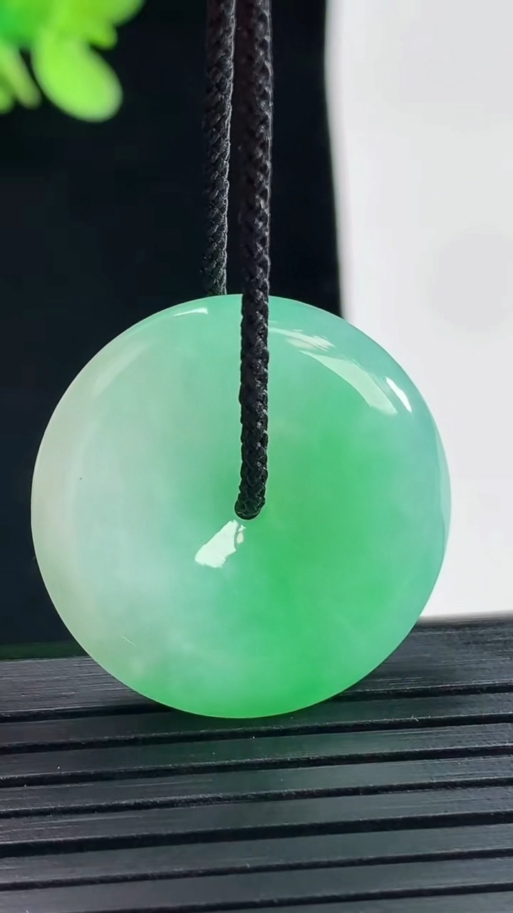 天然A货翡翠平安扣吊坠，尺寸26-5.2重量:8.14g
4月25日