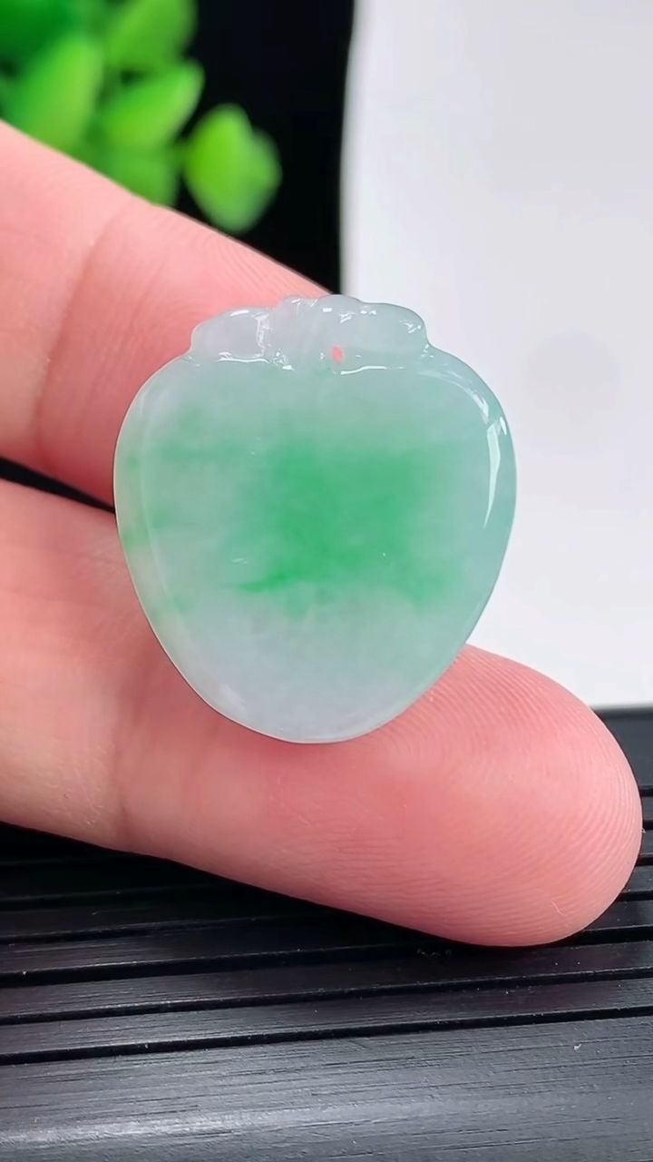 天然A货翡翠福瓜吊坠尺寸23.6-21-7重量:6.20g
4月25日