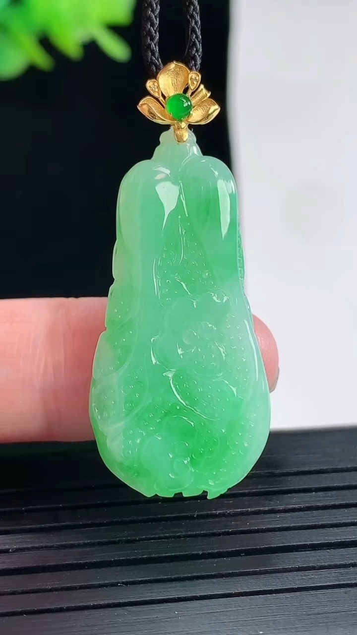 天然A货翡翠白菜吊坠，尺寸33-17.5-6重量:7.26g
4月25日