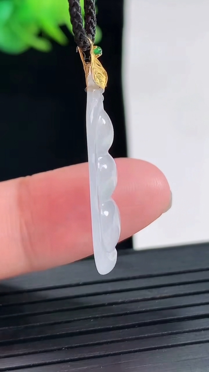 天然A货翡翠种白冰福豆吊坠，尺寸26-11.8-3重量:1.47g
4月25日