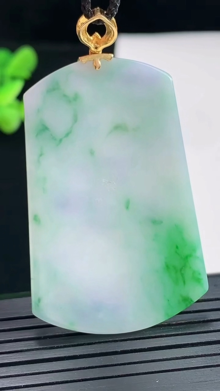 天然A货翡翠无事牌吊坠，尺寸49-32-2.6重量:12.18g
4月25日