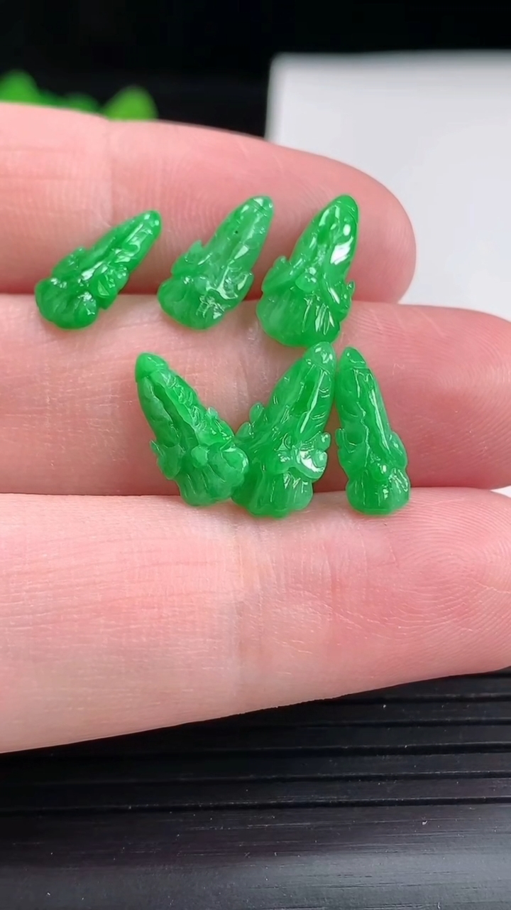 天然A货翡翠白菜吊坠一手，尺寸14.5-7-4重量:1.87g
4月25日