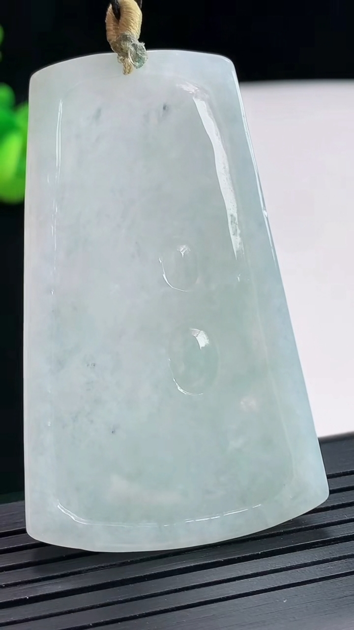 天然A货翡翠大势至菩萨吊坠，尺寸60-37-5重量:22.00g
4月25日