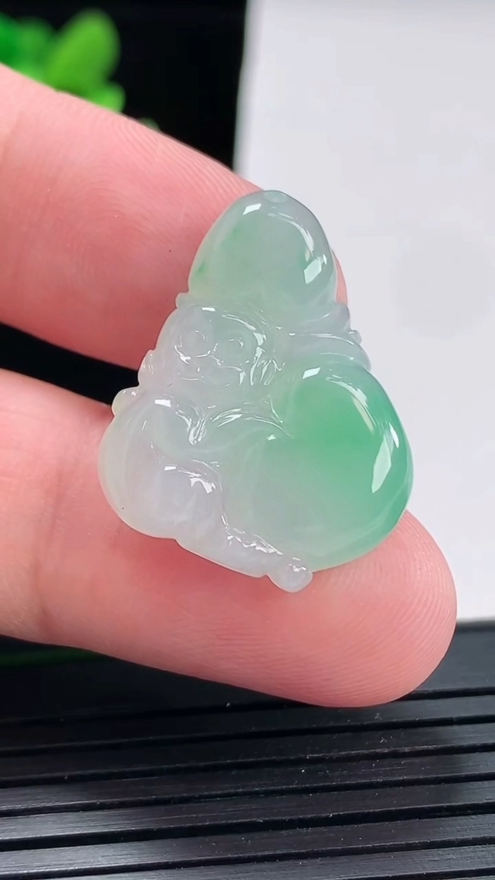 天然A货翡翠寿桃吊坠，尺寸27.5-20.6-4.5重量:4.52g
4月25日