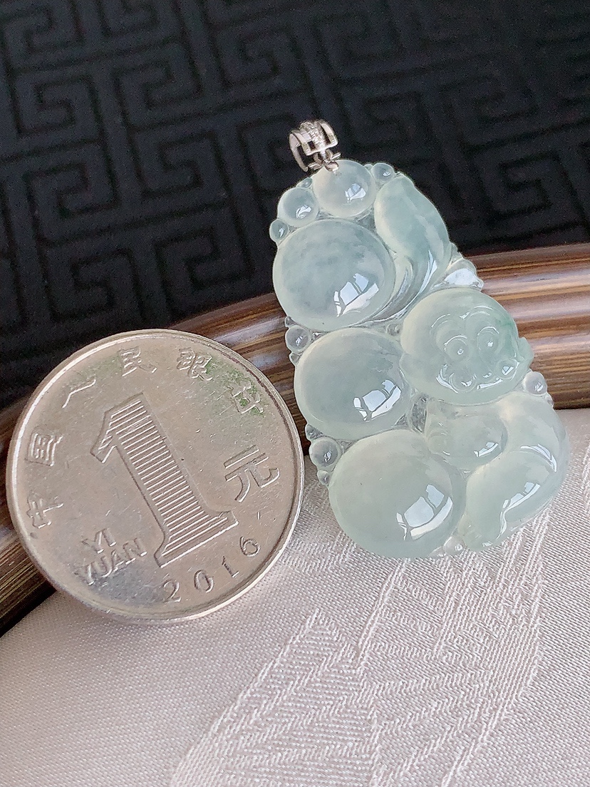 天然A货翡翠18K金扣头白冰白月光生肖猴吊坠 
尺寸36.8-21.6-5mm 重量6.63g 04
