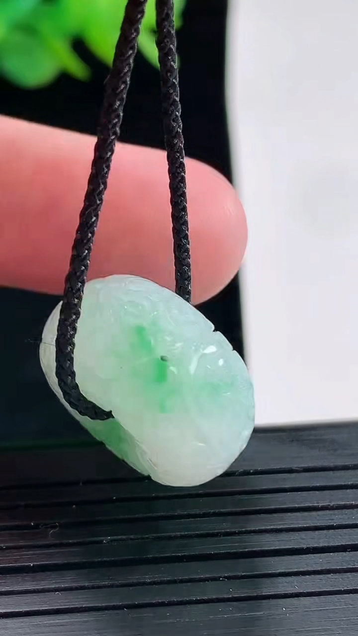 天然A货翡翠雕花路路通吊坠，尺寸21-11重量:10.00g
4月25日