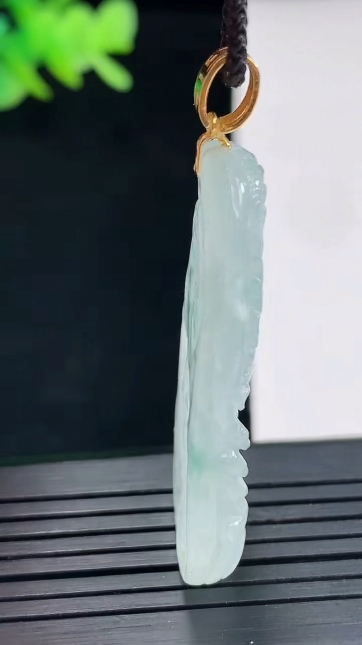 天然A货翡翠18k金飘花龙牌吊坠，尺寸42-24-5.8重量:11.87g
4月25日