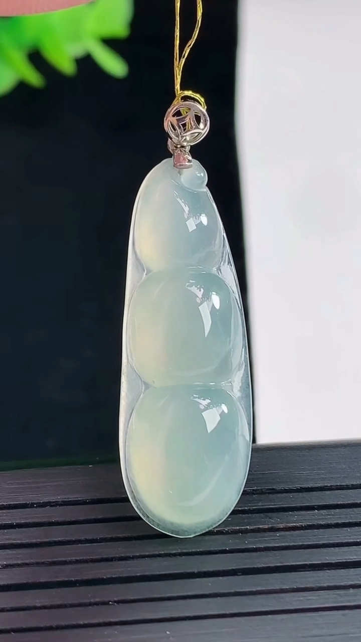 天然A货翡翠福豆吊坠，尺寸38-13-6重量:5.31g
4月25日