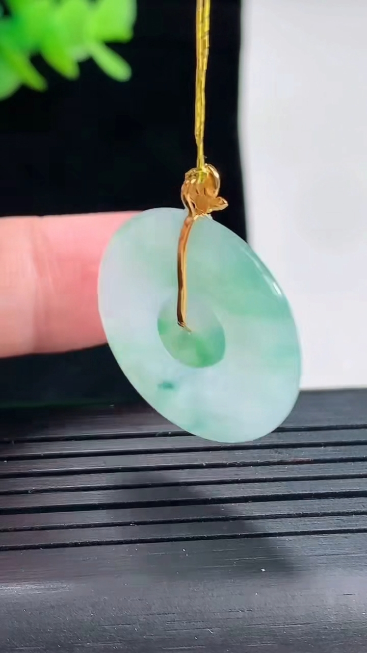 天然A货翡翠子母平安扣吊坠，尺寸24.5-3.6重量:4.83g
4月25日