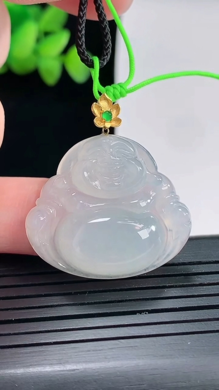 天然A货翡翠种白冰佛公吊坠，尺寸24-28.6-6重量:6.18g
4月25日