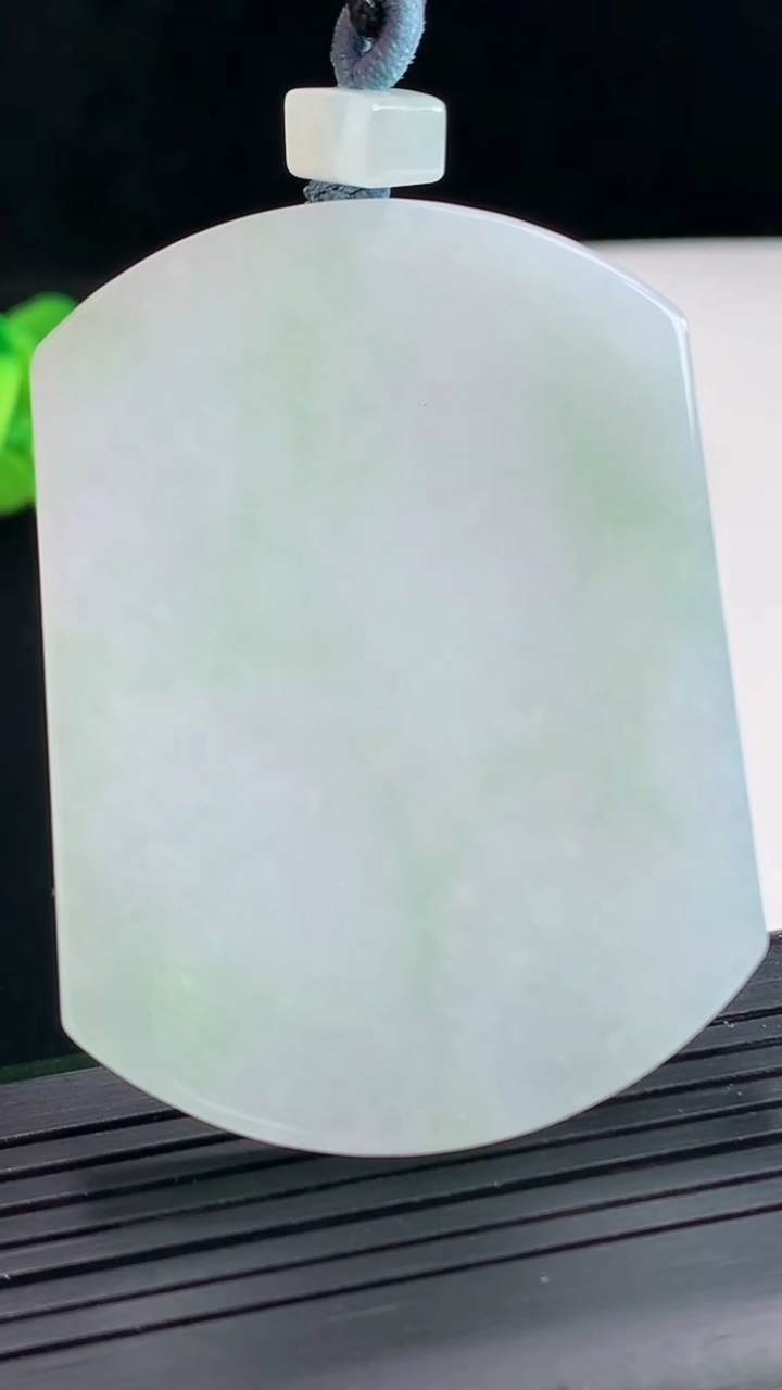 天然A货翡翠无事牌吊坠，尺寸55-41.5-5.6重量:38.75g
4月25日