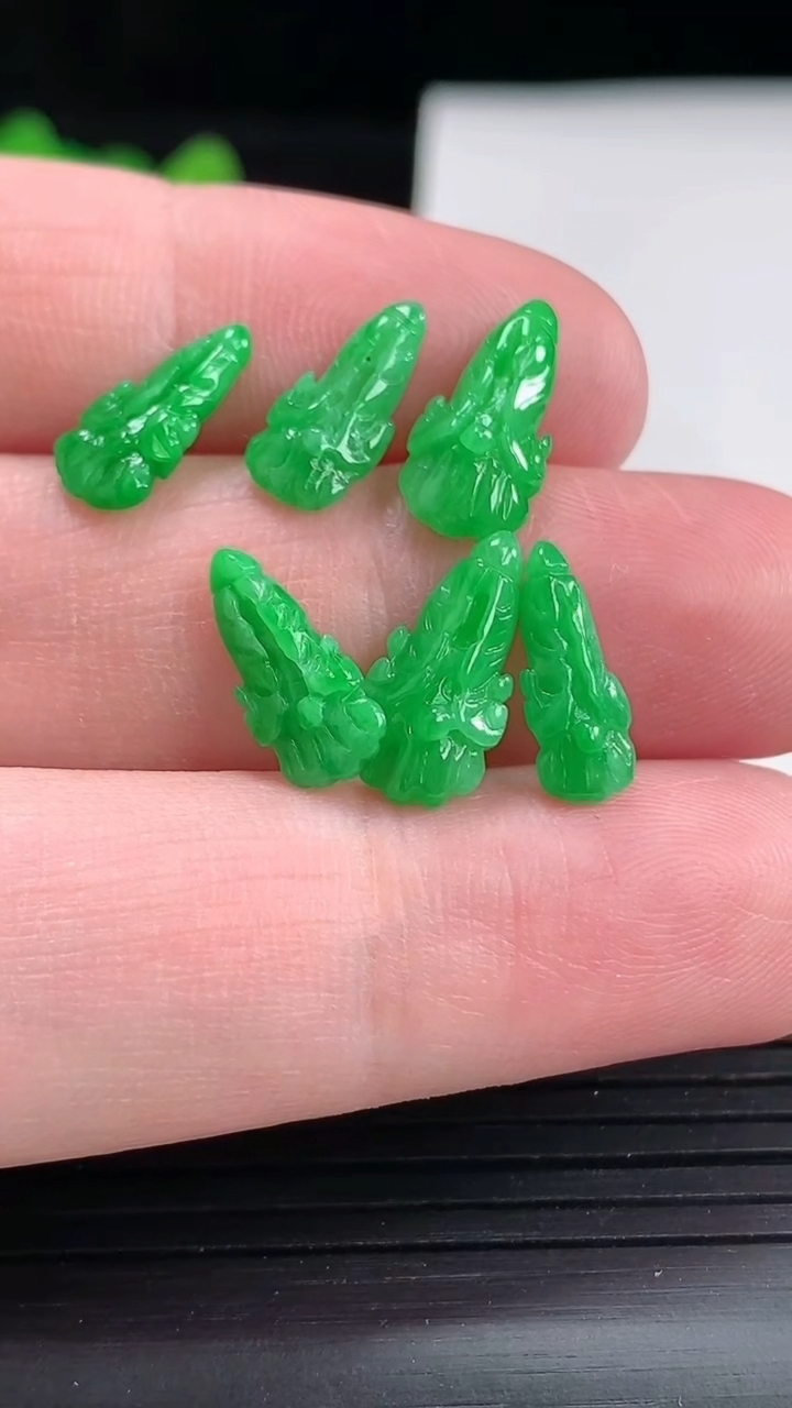 天然A货翡翠白菜吊坠一手，尺寸14.5-7-4重量:1.87g
4月25日