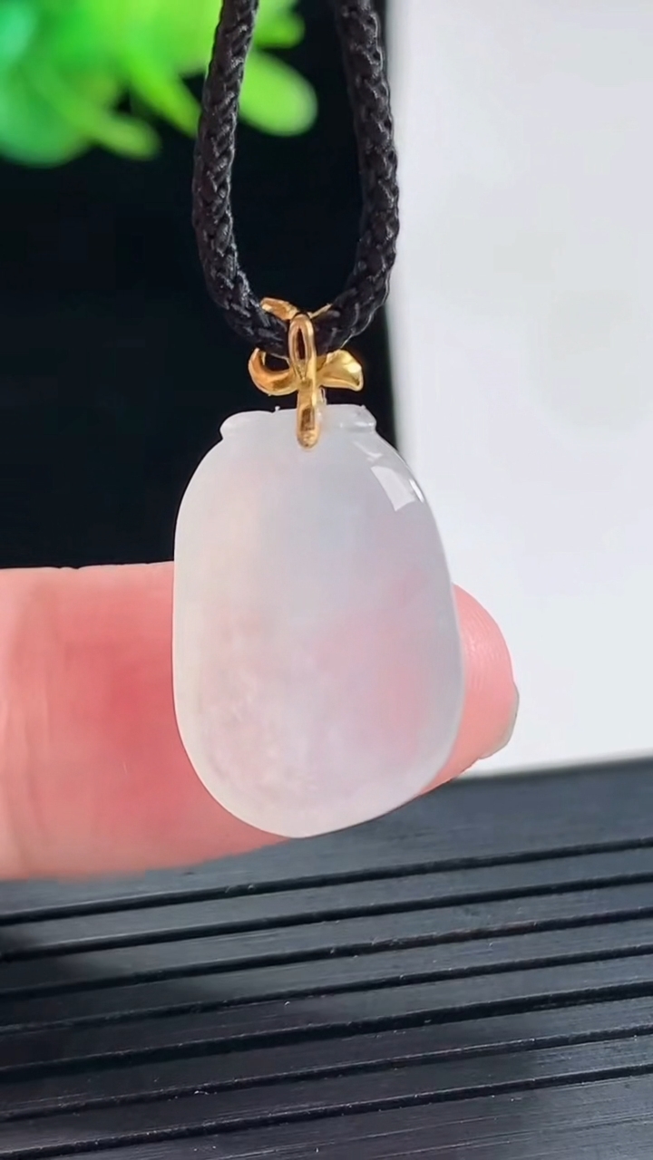 天然A货翡翠种白冰福瓜吊坠，尺寸18.6-13-6重量:3.00g
4月25日