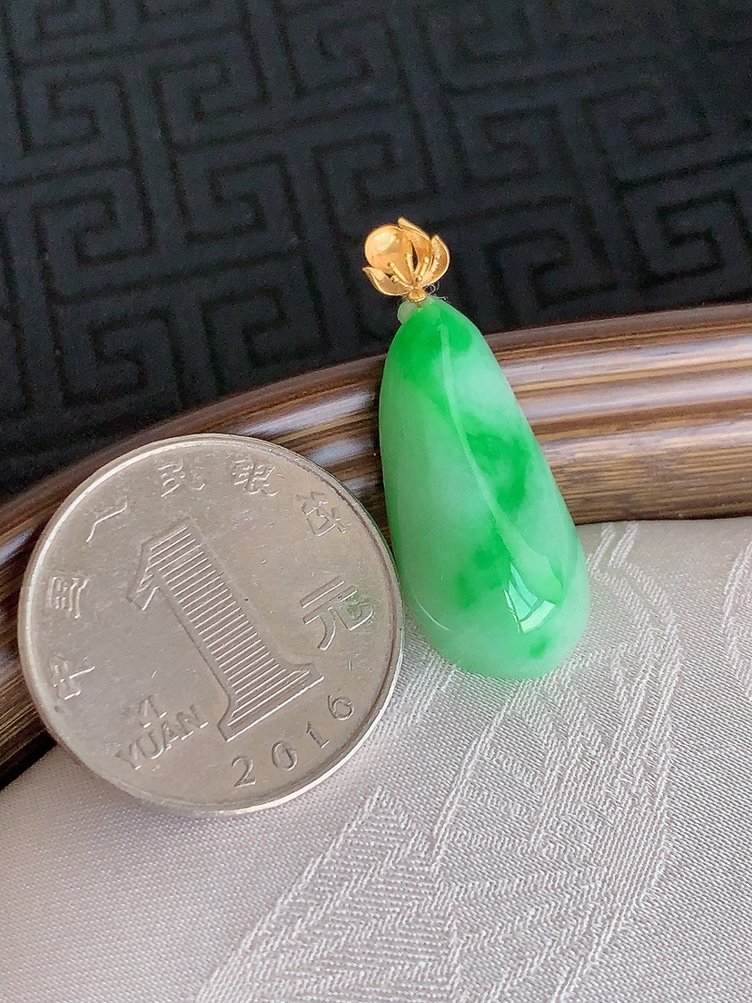 天然A货翡翠18K金扣头飘绿福瓜吊坠 
尺寸31.8-25.6-12-9mm 重量5.08g 0425