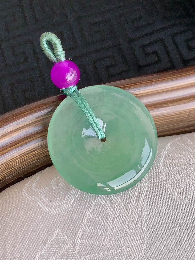 天然A货翡翠晴水平安扣吊坠 
尺寸24.4-3.8mm 重量5.38g 0425