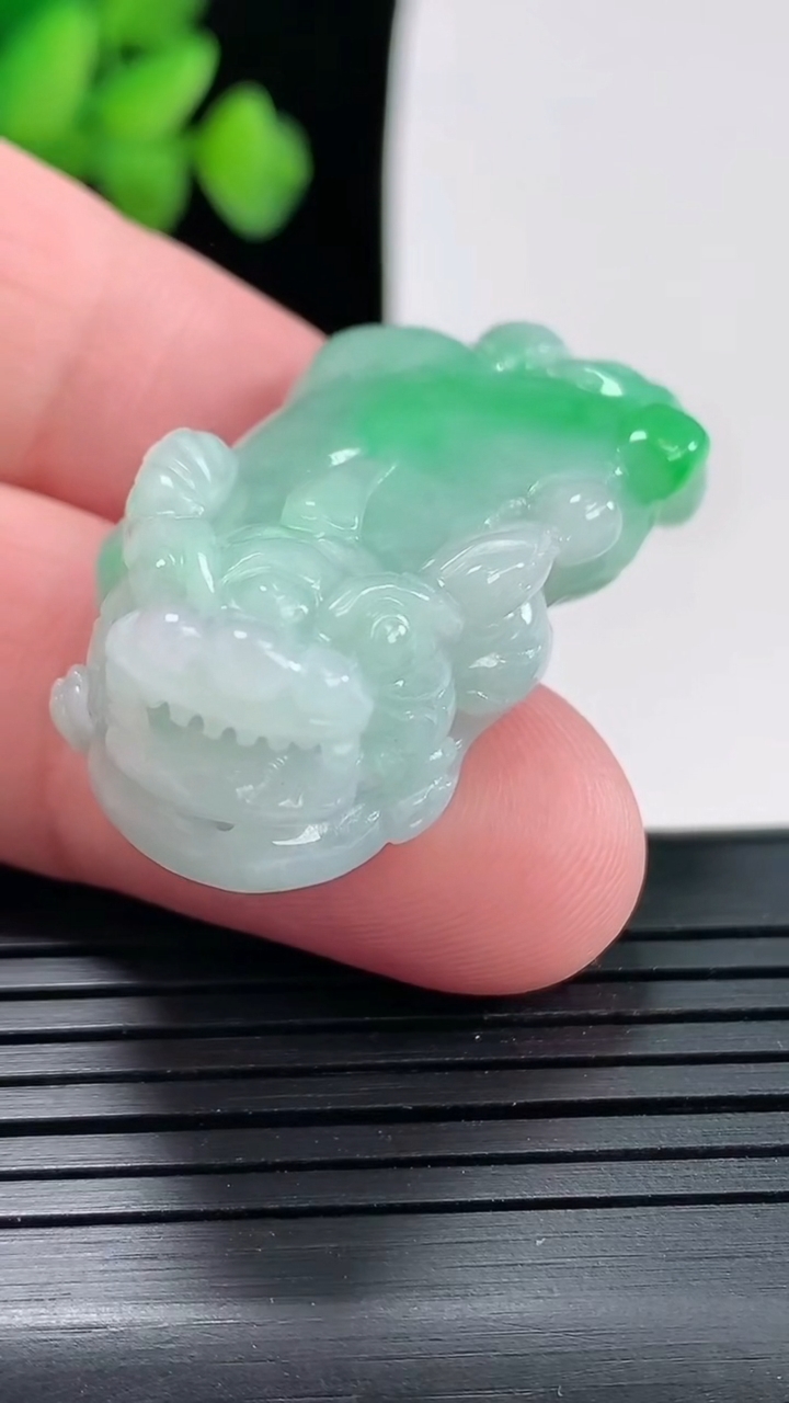 天然A货翡翠貔貅吊坠，尺寸42-18.6-15重量:18.85g
4月25日