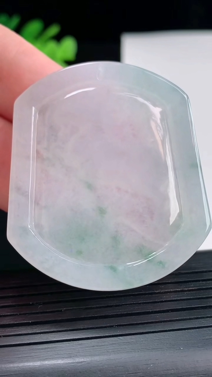 天然A货翡翠飘花生肖羊吊坠，尺寸50-42.2-5.2重量:23.09g
4月25日