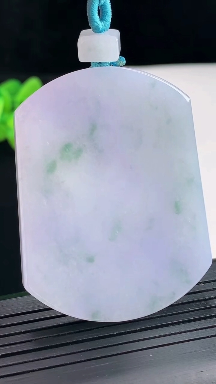 天然A货翡翠紫罗兰 飘花无事牌吊坠，尺寸52-40-5.8重量:37.03g
4月25日