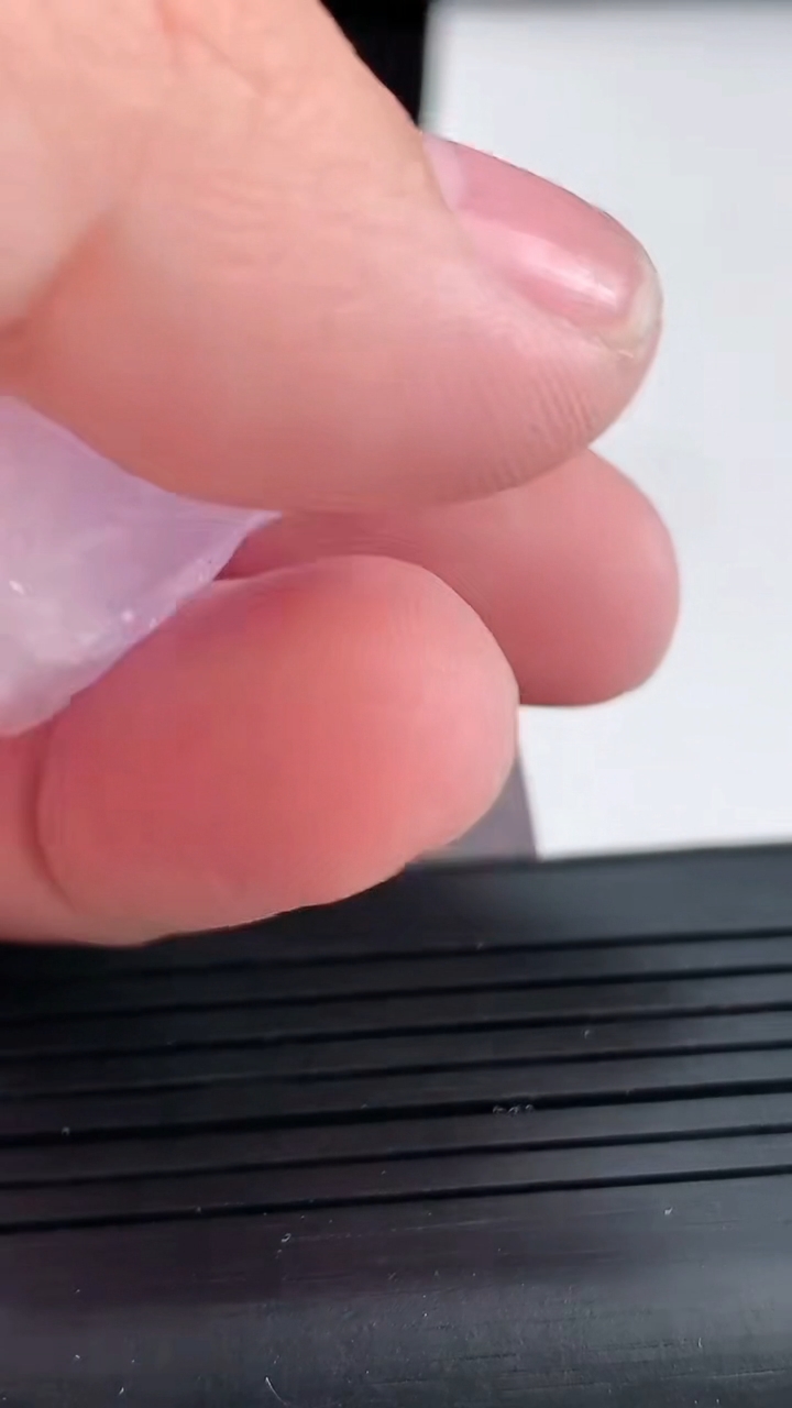 天然A货翡翠紫罗兰白菜吊坠尺寸40-26.5-11重量:15.68g
4月25日