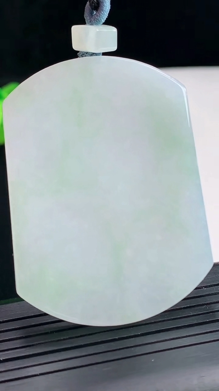 天然A货翡翠无事牌吊坠，尺寸55-41.5-5.6重量:38.75g
4月25日