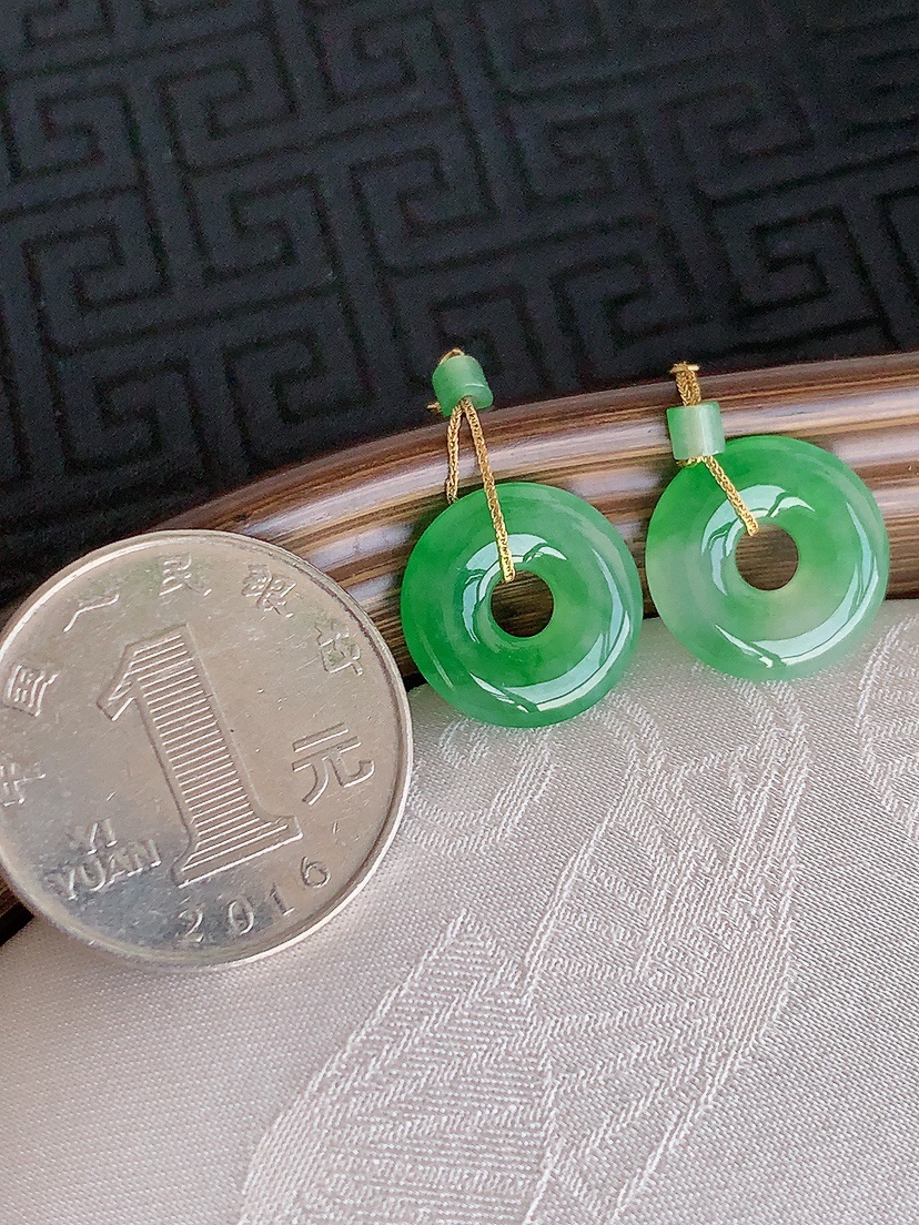 天然A货翡翠18K金镶嵌满绿平安环耳坠 
尺寸14.6-2.3mm 重量2.55g 0425