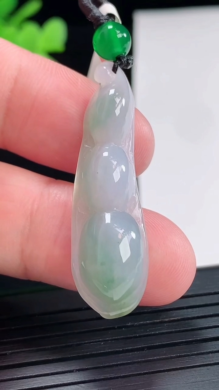 天然A货翡翠飘花福豆吊坠，尺寸37-11-6.5重量:4.76g
4月25日