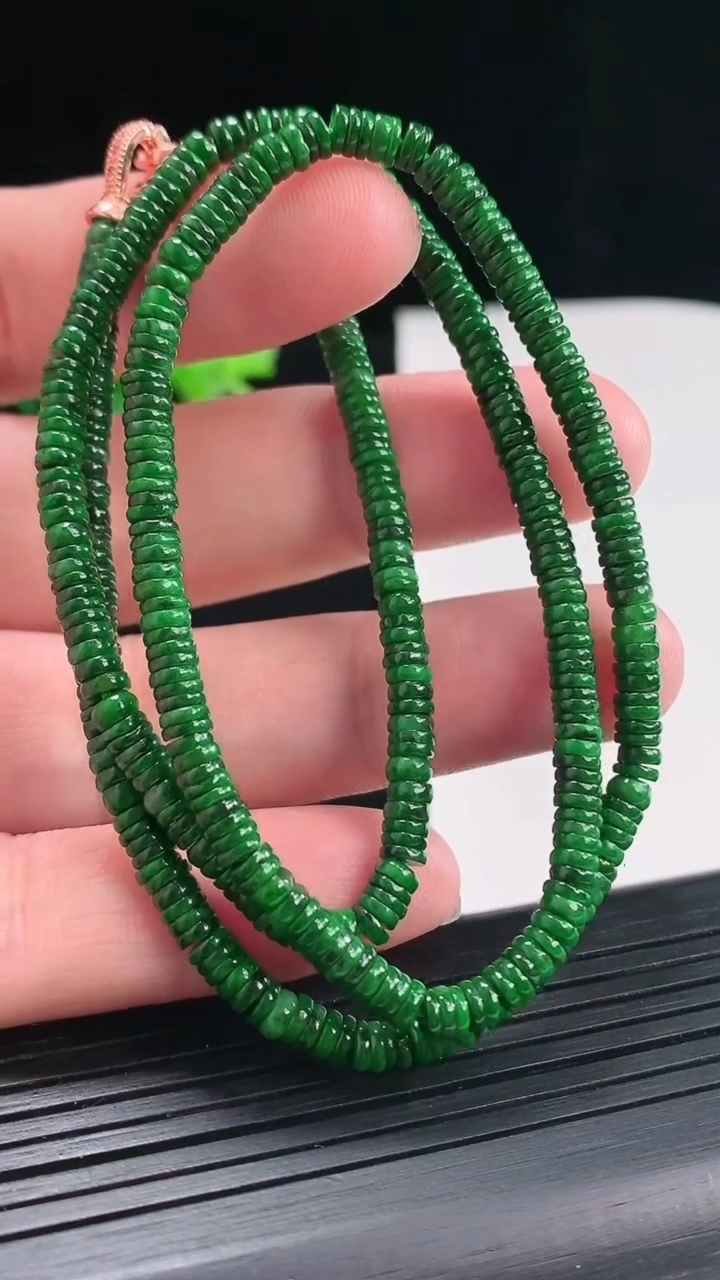 天然A货翡翠算盘珠项链，尺寸3.6-1重量:17.55g
4月25日